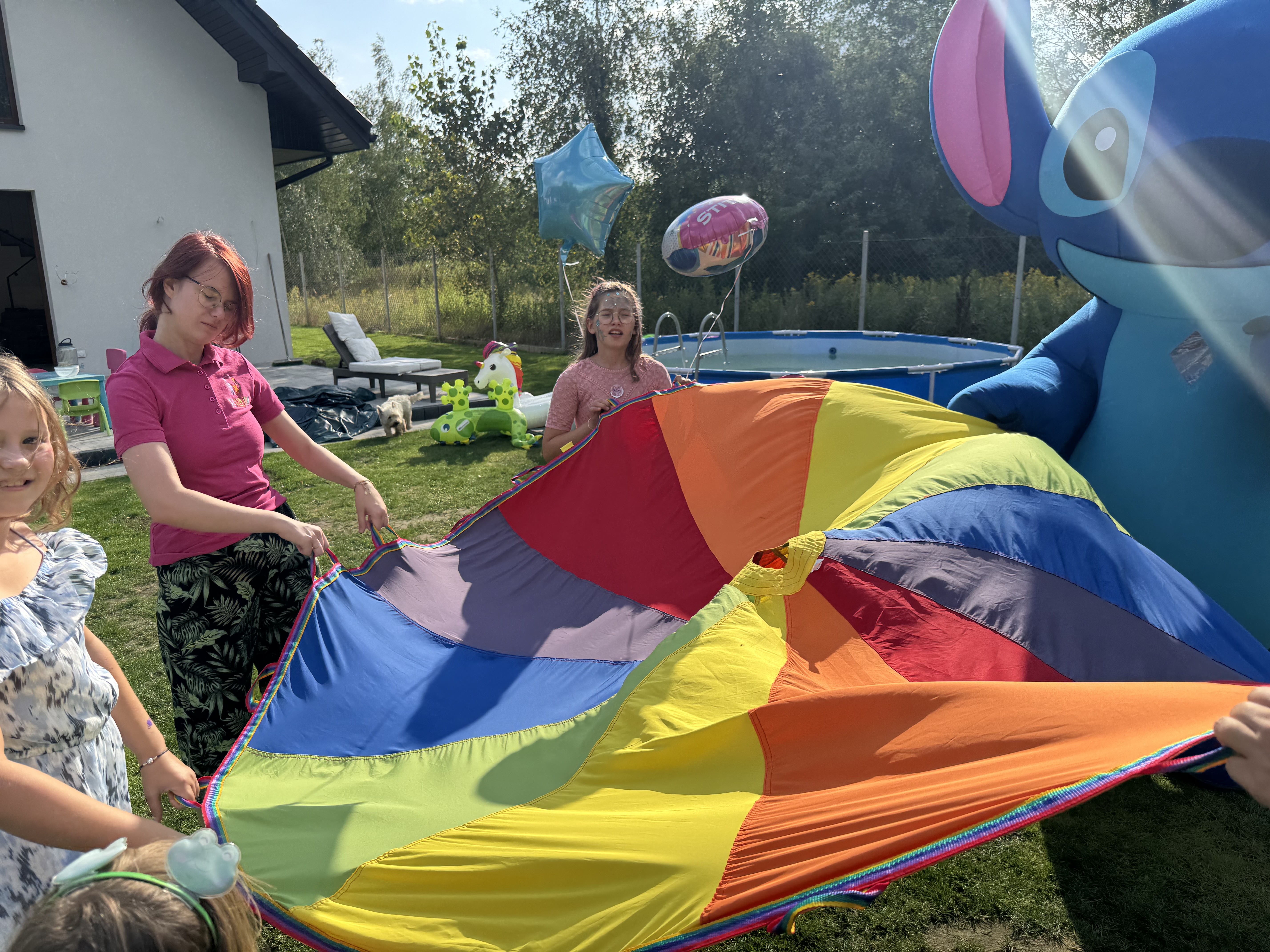 Animacje dla dzieci w ogrodzie — chusta animacyjna i dmuchany Stitch XXL