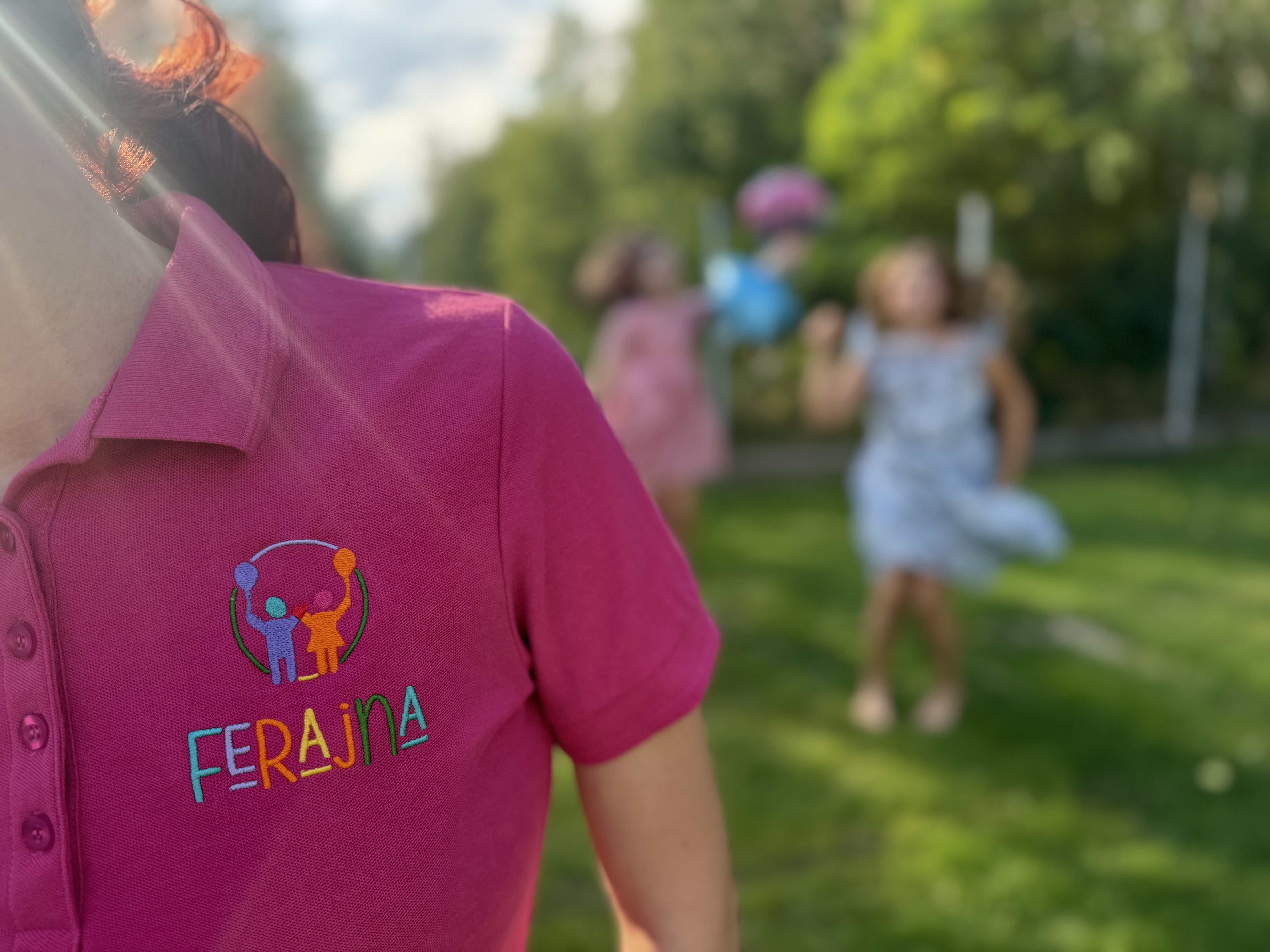 Animatorka Ferajna w koszulce firmowej