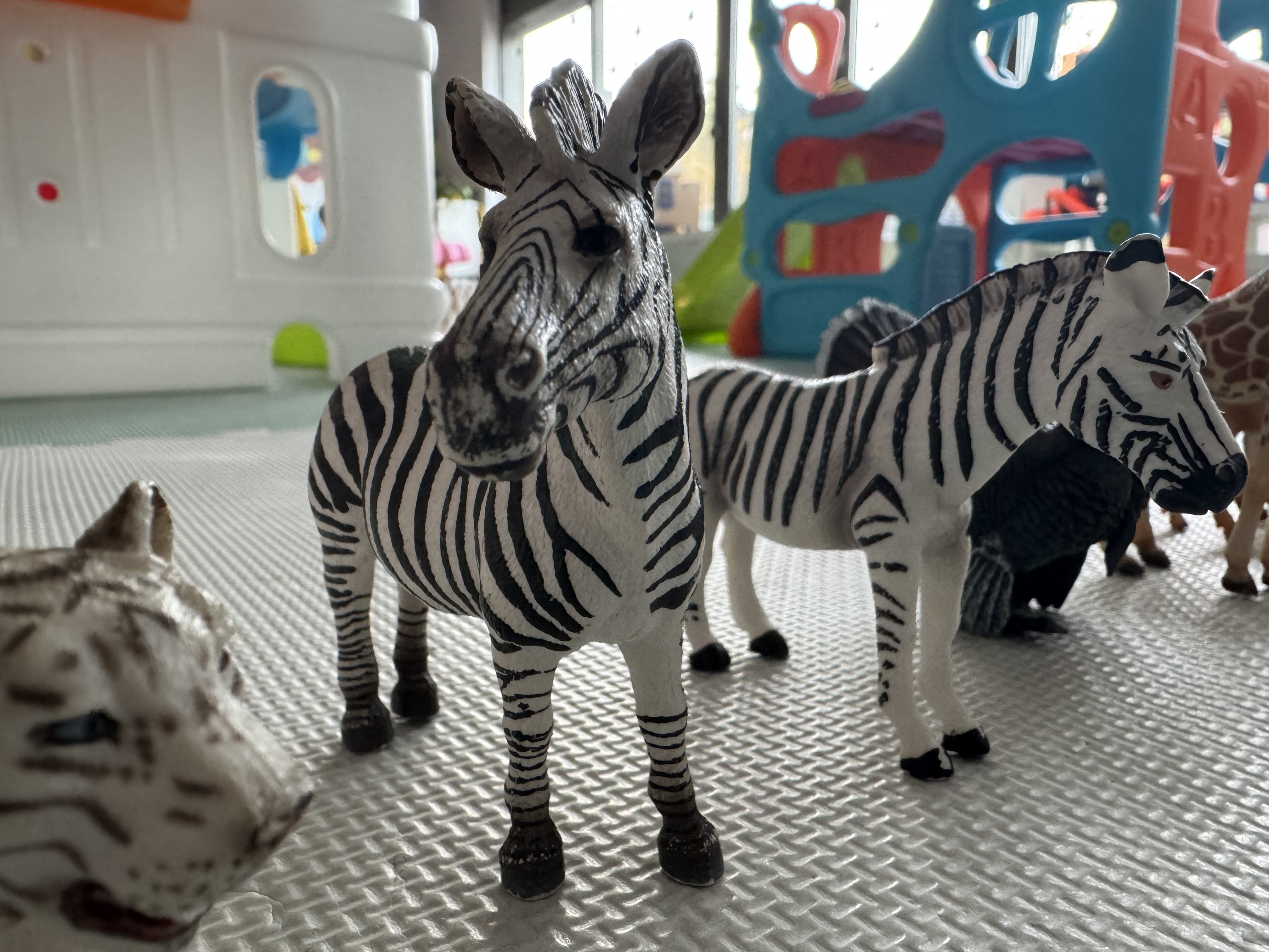 Figurki Schleich i zabawki w kąciku malucha, sala zabaw Ferajna Ząbki